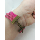 Náramek z kůže a kovových doplňků