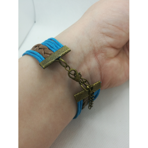 Náramek z kůže a kovových doplňků