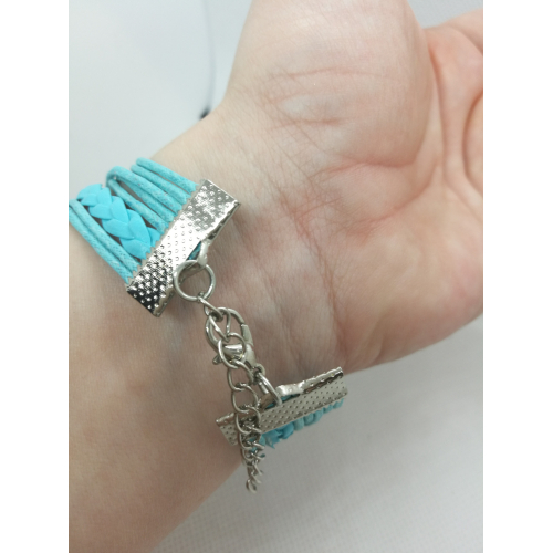 Náramek z kůže a kovových doplňků