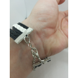 Náramek z kůže a kovových doplňků