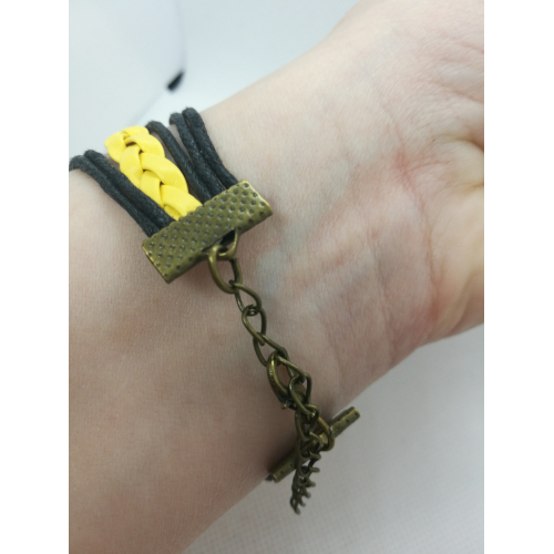 Náramek z kůže a kovových doplňků