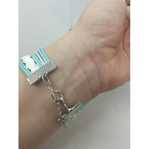 Náramek z kůže a kovových doplňků