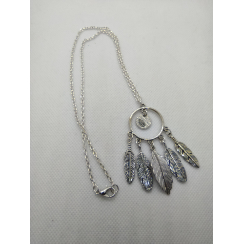 Řetízek s přívěšky listy s pírky