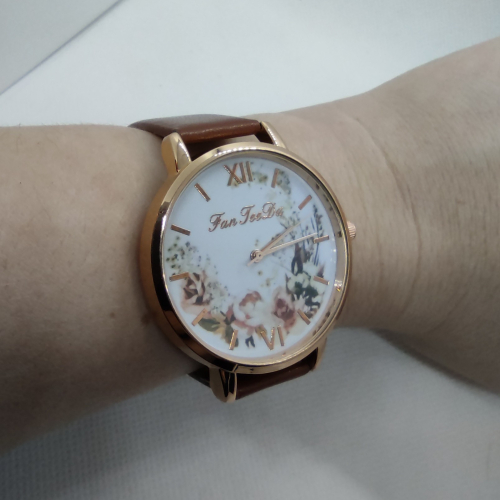 Dámské hodinky hnědé, s květinami