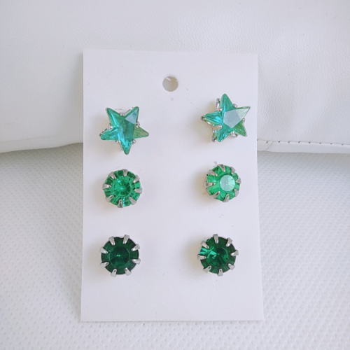 Sada náušnic na kartě