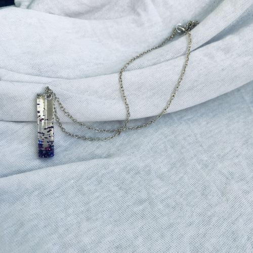 Řetízek s pryskyřicovým přívěškem, handmade