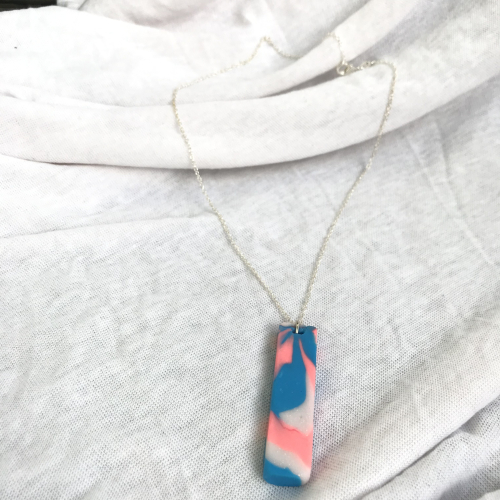 Řetízek s pryskyřicovým přívěškem, handmade