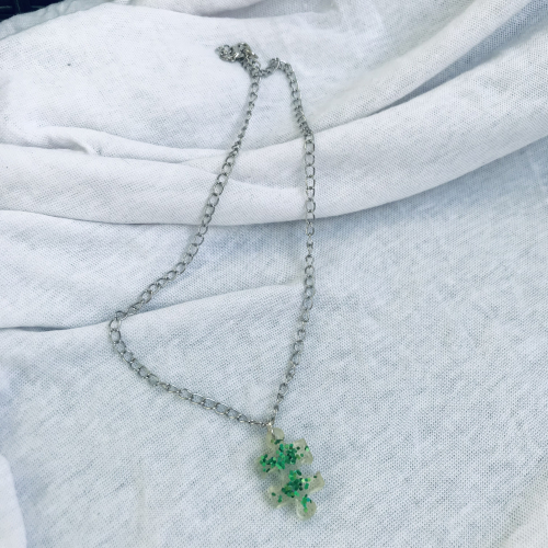 Řetízek s pryskyřicovým přívěškem, handmade