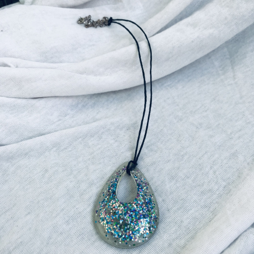 Řetízek s pryskyřicovým přívěškem, handmade