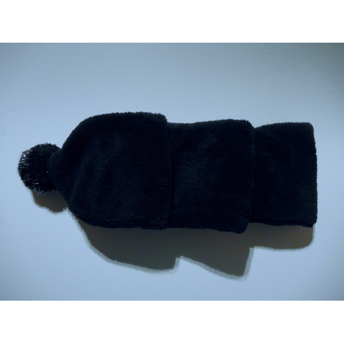 Černá šála s bambulí