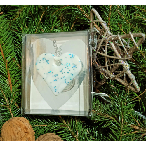 Přívěšek na klíče Bilé srdce se třpytkou