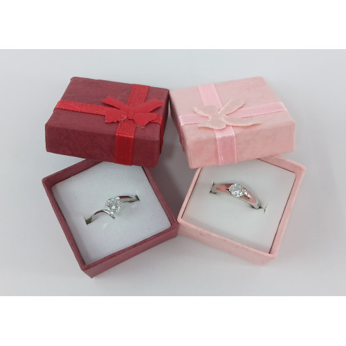 Prstýnek v růžové krabičce