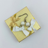 Náušničky v krabičce - bílá