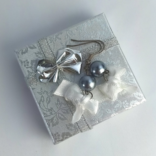 Náušničky v krabičce - šedá