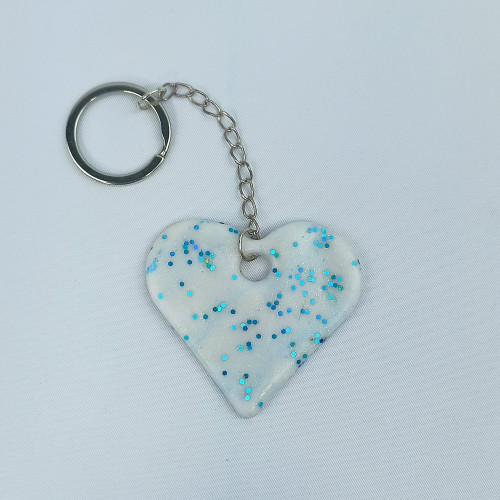 Přívěšek na klíče Bílé srdce se třpytkou