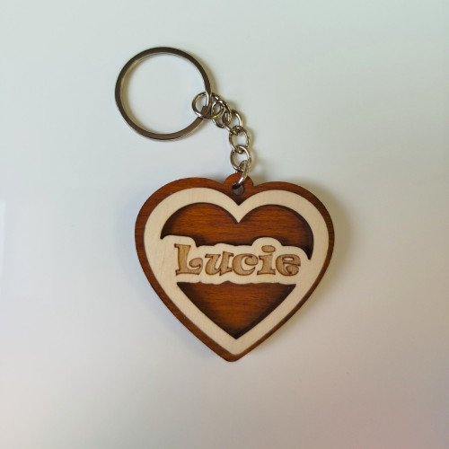 Schlüsselbund Lucie - Persifiziertes Herz mit Namen.