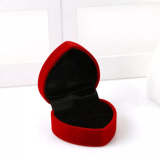 Dárková krabička červená na šperky, černý vnitřek